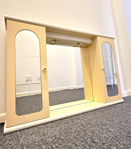 Badezimmerspiegelschrank beige